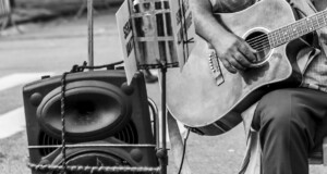 músico tocando en la calle