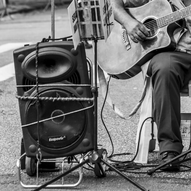 músico tocando en la calle