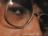 mirada de charly garcía con cigarrillo