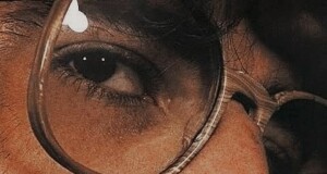 mirada de charly garcía con cigarrillo