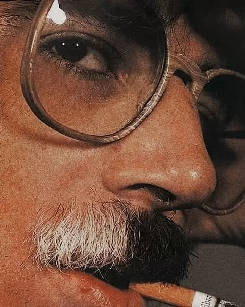 mirada de charly garcía con cigarrillo