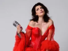«White Room» el último trabajo de Alina Dunaevskaya Alina Dunaevskaya Markize vestido rojo y micrófono