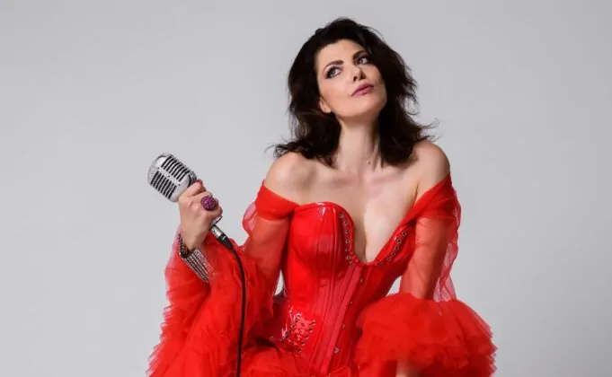 «White Room» el último trabajo de Alina Dunaevskaya Alina Dunaevskaya Markize vestido rojo y micrófono