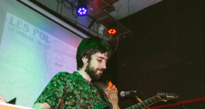 les pol tocando guitarra