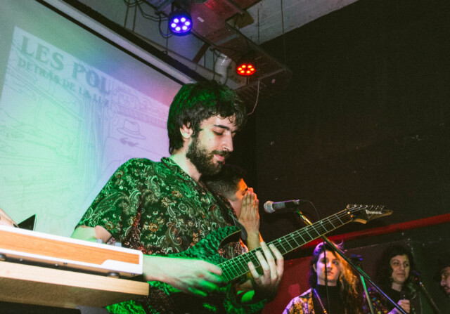 les pol les pol tocando guitarra