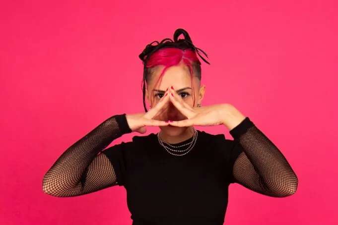 Abril Oxalde presenta «Esto», su disco debut abril oxalde