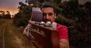natario artistas vías de tren y guitarra
