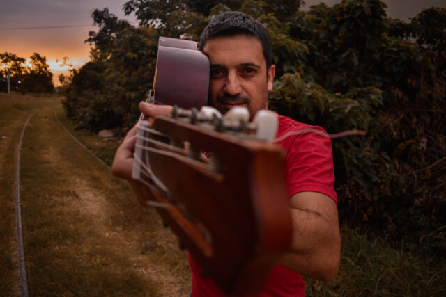 natario artistas vías de tren y guitarra