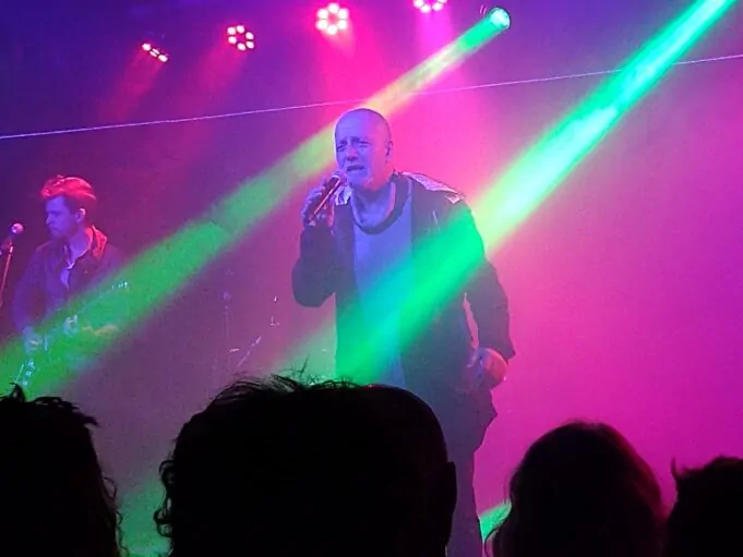 Tandil se rindió ante la pasión y la libertad: Gustavo Cordera pasó por Glow Bar Gustavo Cordera en Glow Tandil