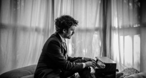 nico sorin tocando el piano