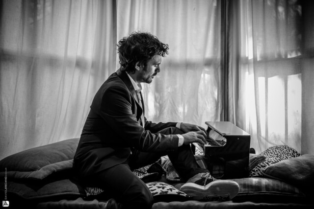 nico sorin nico sorin tocando el piano
