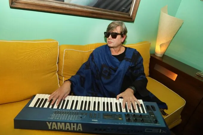 Rendo en Strummer Bar: una noche electro pop imperdible rendo con un yamaha