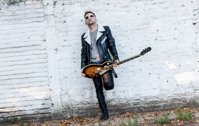 lucas gunner con guitarra