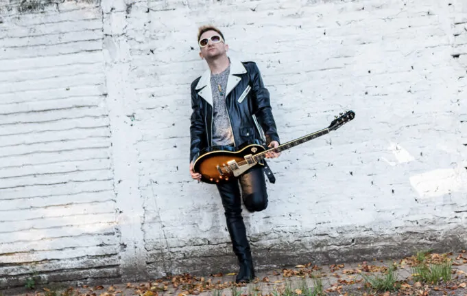lucas gunner con guitarra