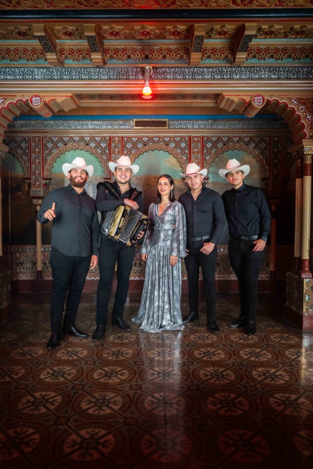 julieta venegas y grupo marca registrada