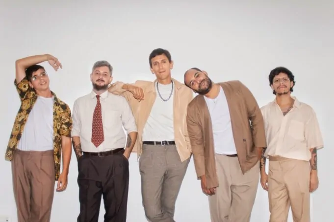 nos miran raro banda foto prensa