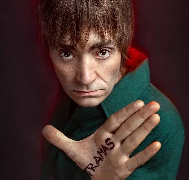 rodrigo martin vocalista de juana la loca, portada de su libro tramas