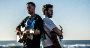 fantasmas del subsuelo con guitarras en la playa