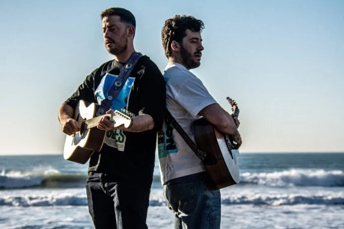 «Mar y Tiempo»: el nuevo single de Fantasmas del subsuelo fantasmas del subsuelo con guitarras en la playa
