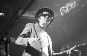 Vemi Bashk en un show en vivo
