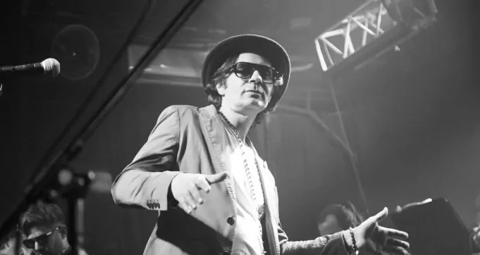 Vemi Bashk en un show en vivo