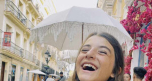 carmen loor sonriendo en un café