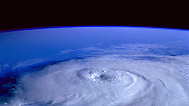 planeta tierra eye of the storm image from outer space