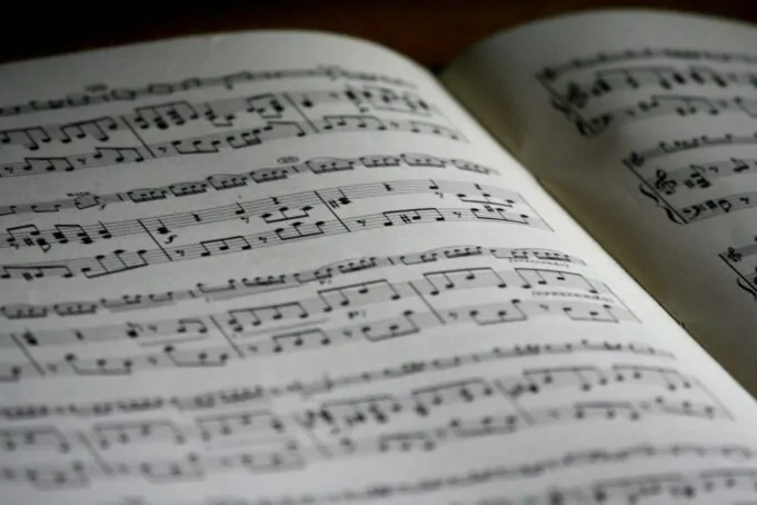 SADAIC eliminó la obligatoriedad de la partitura: ¿Modernización o degradación cultural? printed musical note page sadaic