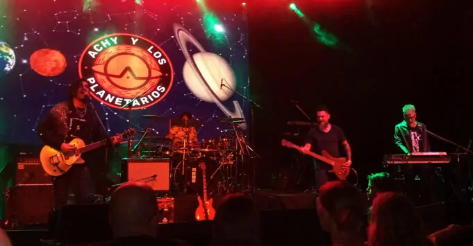 Achy y Los Planetarios presentan «Mensaje», grabado en vivo en Teatro Flores achy y los planetarios