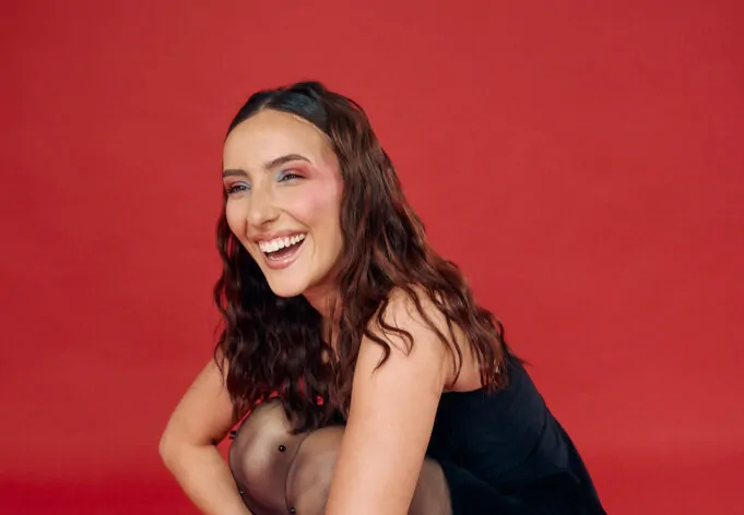 Trinidad lanzó «Adicta al drama», su álbum debut trinidad