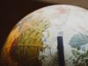 2026: cuando la geopolítica reordena el mundo y la música queda en la periferia desk globe on shallow focus lens