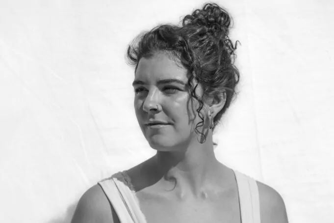 Tefi lanza su EP debut: «Siento», un manifiesto emocional de pop alternativo en cuatro actos tefi