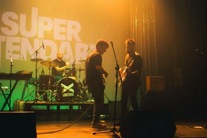 Aidikey y Super Etendart compartirán una noche en el oeste super etendart