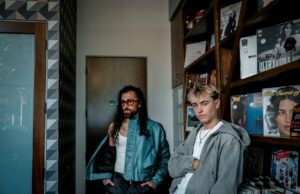 Canciones para el ombligo: mucho yo, poca historia, poco legado trendy young men in urban record store setting