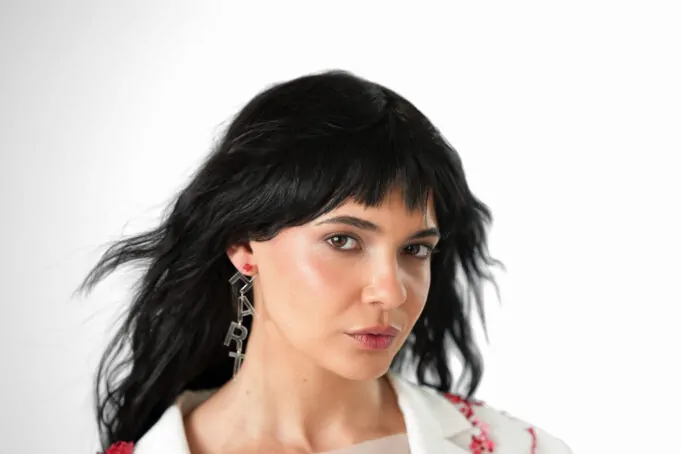Mora Navarro lanzó «Revolución Humana», su nuevo álbum mora navarro