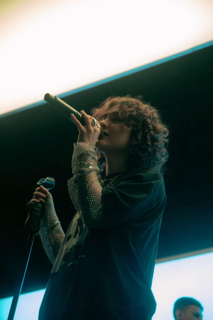 Joelle abre la puerta a su nuevo álbum con «Desarmarte» joelle