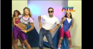 Con una estética visual impecable y un sonido que remite a los mejores años del synth-pop, BAT presenta "Nuestros Anhelos", una de las producciones más cuidadas de la escena tandilense actual.