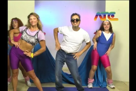Con una estética visual impecable y un sonido que remite a los mejores años del synth-pop, BAT presenta "Nuestros Anhelos", una de las producciones más cuidadas de la escena tandilense actual.