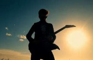 Descubre cómo iniciarte en la guitarra experimental ambient. Técnicas, afinaciones abiertas, efectos, creatividad y una experiencia personal sobre el paso del virtuosismo a la creación de atmósferas sonoras.