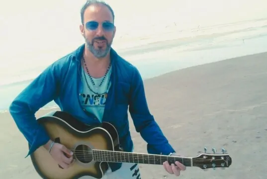 Leonardo Bruno presenta "Chica Hollywood", una canción inspirada en historias de verano que se convirtió en un clásico de su repertorio.