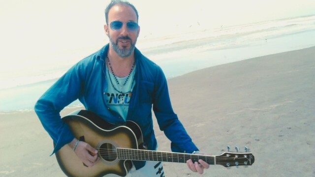 Leonardo Bruno presenta "Chica Hollywood", una canción inspirada en historias de verano que se convirtió en un clásico de su repertorio.