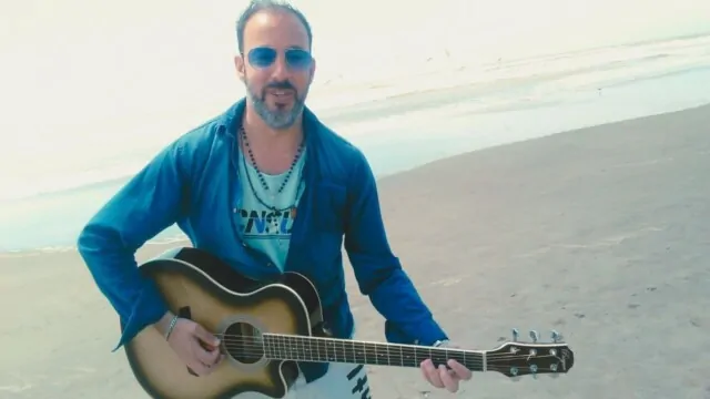 Leonardo Bruno presenta "Chica Hollywood", una canción inspirada en historias de verano que se convirtió en un clásico de su repertorio.
