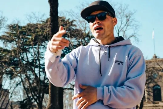 TORITTO presenta su propuesta urbana desde Tandil. Reggaetón, rap y cumbia en un proyecto independiente con mirada nacional.