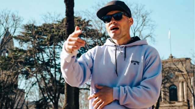TORITTO presenta su propuesta urbana desde Tandil. Reggaetón, rap y cumbia en un proyecto independiente con mirada nacional.