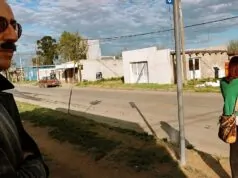 Escena del videoclip Carolina de Movediza de Crisantemo y la Cofradía Variopinta filmado en Tandil.