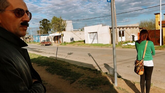 Escena del videoclip Carolina de Movediza de Crisantemo y la Cofradía Variopinta filmado en Tandil.