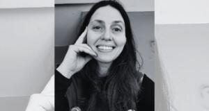 La directora del Área de Cultura de la UNICEN, Anabela Tvihaug, recorre la banda sonora de su vida: recuerdos de infancia, rock nacional, bossa y las canciones que marcaron su historia.