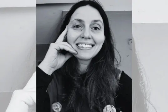 La directora del Área de Cultura de la UNICEN, Anabela Tvihaug, recorre la banda sonora de su vida: recuerdos de infancia, rock nacional, bossa y las canciones que marcaron su historia.