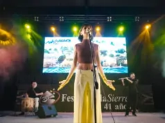Valentina Palacio cuenta la historia detrás de "Que el Tiempo Diga", la emotiva canción que cierra su primer EP, Llora, Niña. Descubrila en AqM.
