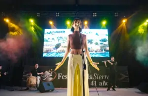 Valentina Palacio cuenta la historia detrás de "Que el Tiempo Diga", la emotiva canción que cierra su primer EP, Llora, Niña. Descubrila en AqM.